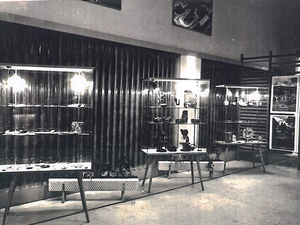 Glasvitrinen mit Exponaten 1954 auf einem Messestand